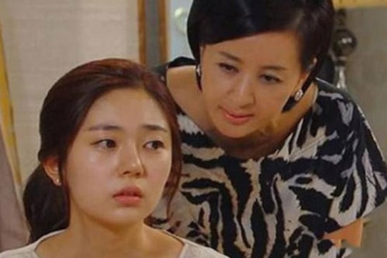 Biết tôi có 800 triệu trong tay, mẹ chồng dúi thêm 500 triệu nữa rồi bàn bạc việc mua đất nhưng điều kiện kèm theo khiến tôi trợn mắt kinh ngạc