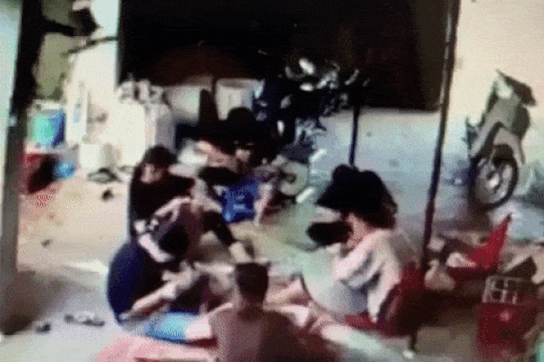 6 cô gái đang ngồi đan lát thì bất ngờ cột nhà đổ sập, cảnh tượng sau đó khiến bất cứ ai chứng kiến cũng kinh hãi