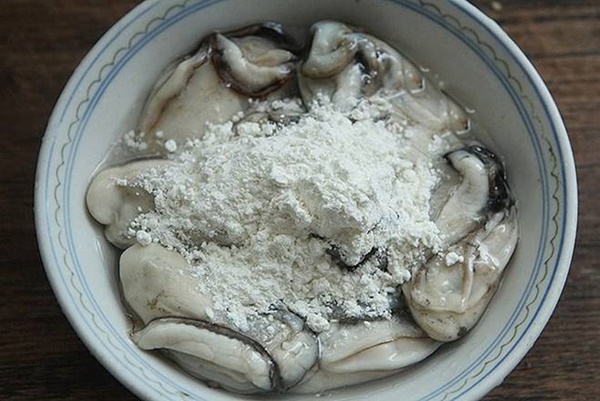 Khi rửa hàu thêm một nguyên liệu này đảm bảo sạch bong không vết bẩn-2