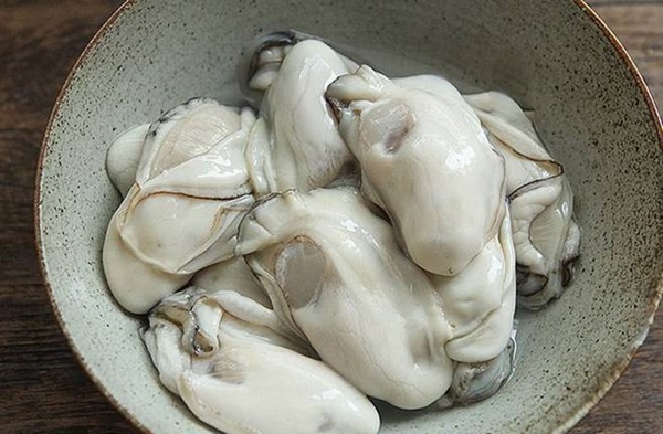 Khi rửa hàu thêm một nguyên liệu này đảm bảo sạch bong không vết bẩn-5