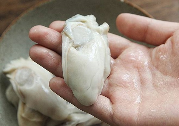 Khi rửa hàu thêm một nguyên liệu này đảm bảo sạch bong không vết bẩn-7