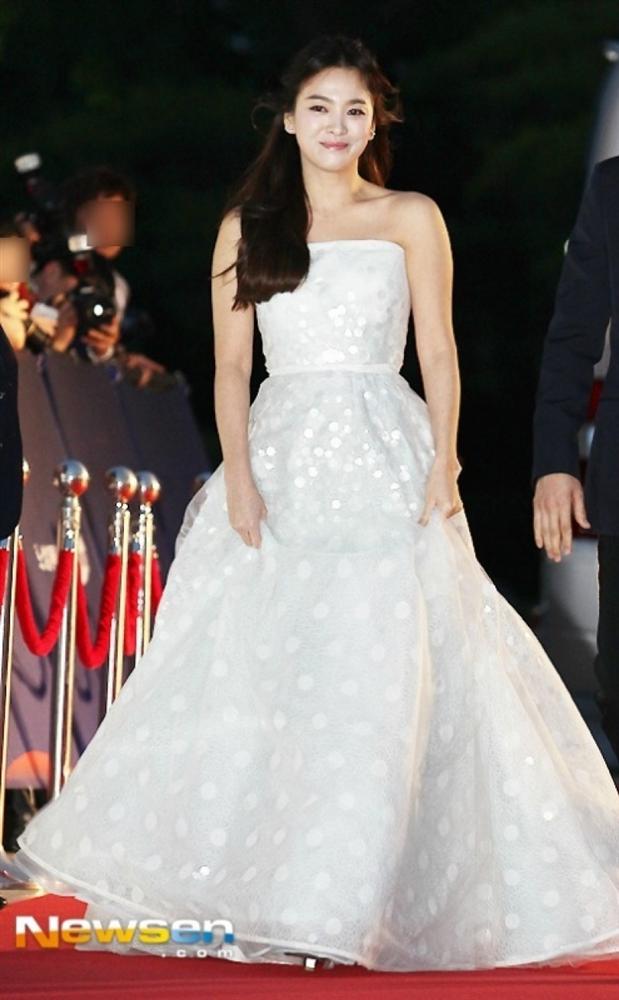 Váy áo hở vai đã giúp Song Hye Kyo tiết lộ một điểm mạnh ít được khen, nhưng để ý sẽ thấy đúng là tuyệt phẩm-3