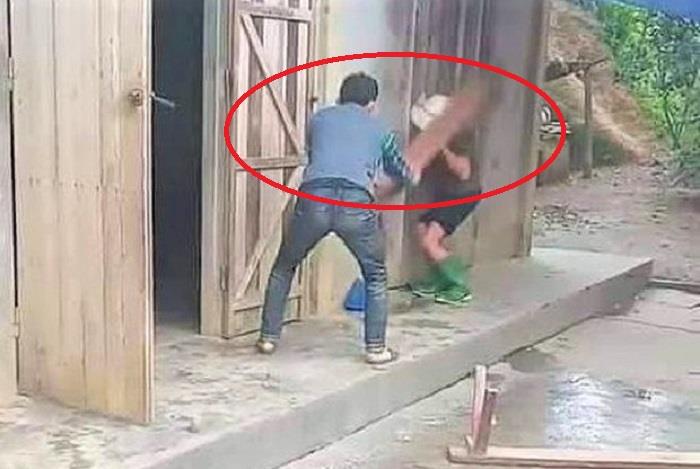 Nghịch tử dùng ghế đánh mẹ già: Xử lý cả người đánh lẫn người quay clip-1