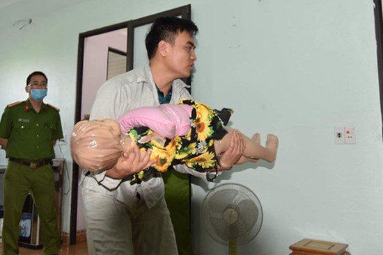 Rợn người cảnh thực nghiệm hiện trường kẻ sát hại con gái của người tình chỉ vì lý do nghịch nước trong nhà vệ sinh