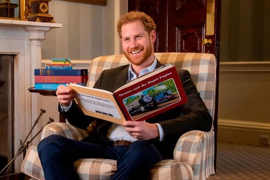Trước lùm xùm của Meghan với gia đình hoàng gia, Harry có động thái bất ngờ liên quan đến Nữ hoàng Anh khiến dư luận ngán ngẩm