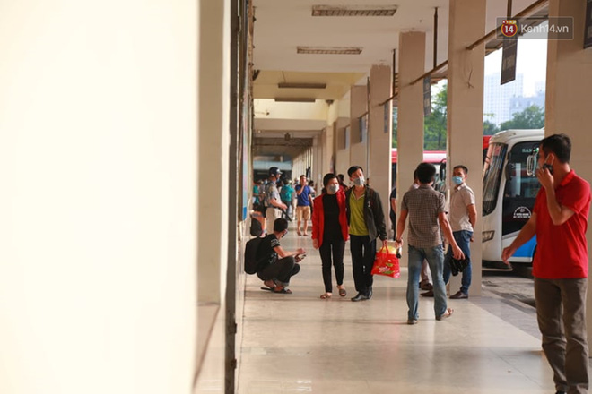Ảnh: Người dân từ thành phố đổ về quê nghỉ lễ, các bến xe Hà Nội và Sài Gòn đông đúc sau thời gian giãn cách xã hội-6