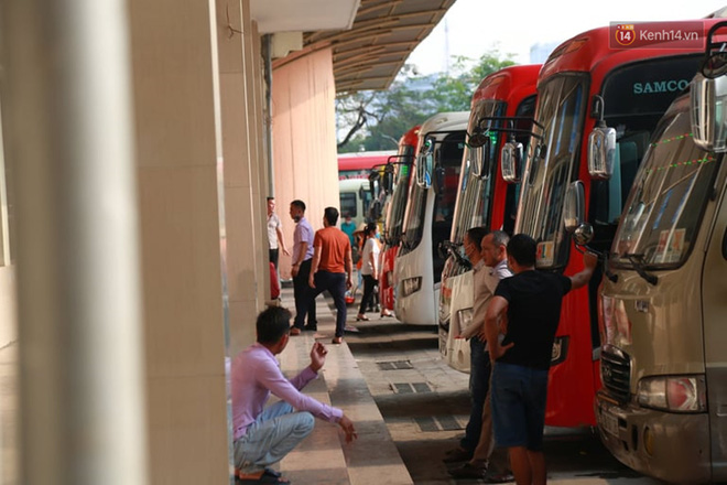Ảnh: Người dân từ thành phố đổ về quê nghỉ lễ, các bến xe Hà Nội và Sài Gòn đông đúc sau thời gian giãn cách xã hội-5
