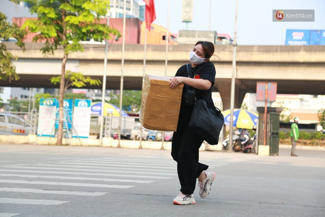 Ảnh: Người dân từ thành phố đổ về quê nghỉ lễ, các bến xe Hà Nội và Sài Gòn đông đúc sau thời gian giãn cách xã hội-11