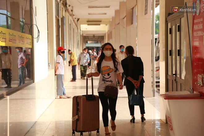 Ảnh: Người dân từ thành phố đổ về quê nghỉ lễ, các bến xe Hà Nội và Sài Gòn đông đúc sau thời gian giãn cách xã hội-12