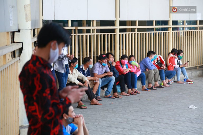 Ảnh: Người dân từ thành phố đổ về quê nghỉ lễ, các bến xe Hà Nội và Sài Gòn đông đúc sau thời gian giãn cách xã hội-8