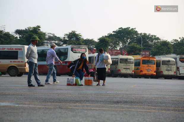 Ảnh: Người dân từ thành phố đổ về quê nghỉ lễ, các bến xe Hà Nội và Sài Gòn đông đúc sau thời gian giãn cách xã hội-9