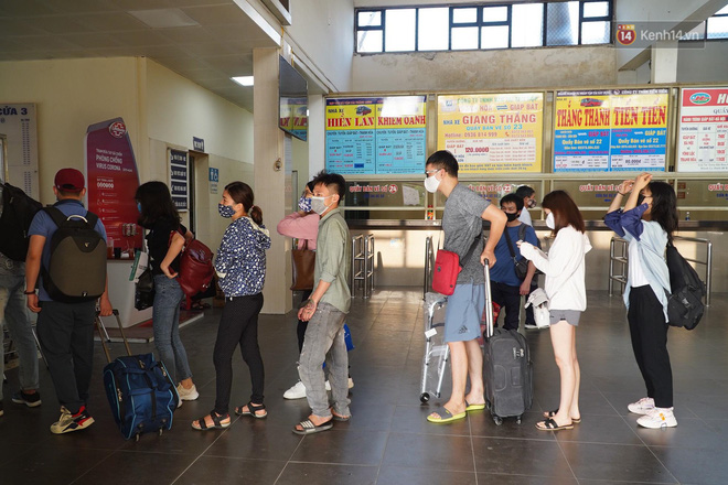 Ảnh: Người dân từ thành phố đổ về quê nghỉ lễ, các bến xe Hà Nội và Sài Gòn đông đúc sau thời gian giãn cách xã hội-15