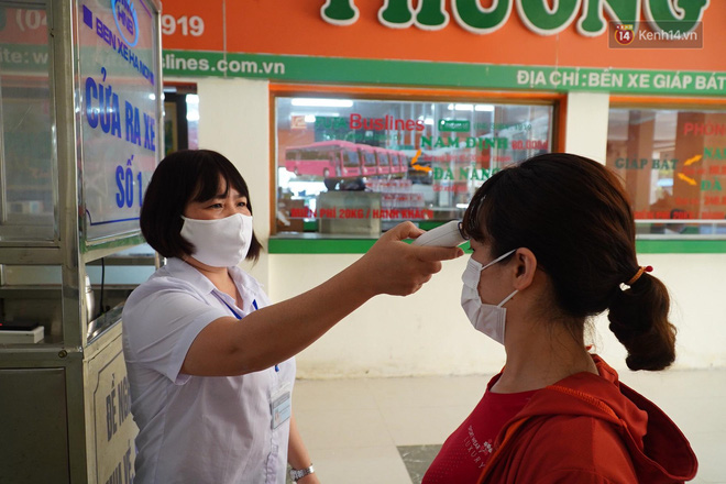 Ảnh: Người dân từ thành phố đổ về quê nghỉ lễ, các bến xe Hà Nội và Sài Gòn đông đúc sau thời gian giãn cách xã hội-16