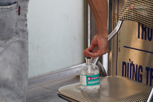 Ảnh: Người dân từ thành phố đổ về quê nghỉ lễ, các bến xe Hà Nội và Sài Gòn đông đúc sau thời gian giãn cách xã hội-19