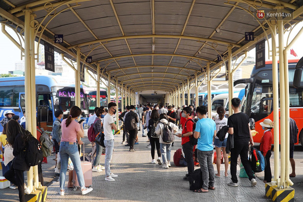 Ảnh: Người dân từ thành phố đổ về quê nghỉ lễ, các bến xe Hà Nội và Sài Gòn đông đúc sau thời gian giãn cách xã hội-20