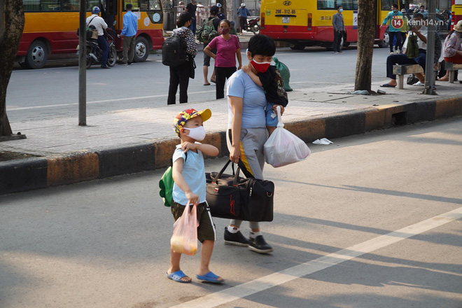 Ảnh: Người dân từ thành phố đổ về quê nghỉ lễ, các bến xe Hà Nội và Sài Gòn đông đúc sau thời gian giãn cách xã hội-21