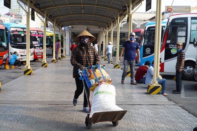 Ảnh: Người dân từ thành phố đổ về quê nghỉ lễ, các bến xe Hà Nội và Sài Gòn đông đúc sau thời gian giãn cách xã hội-22