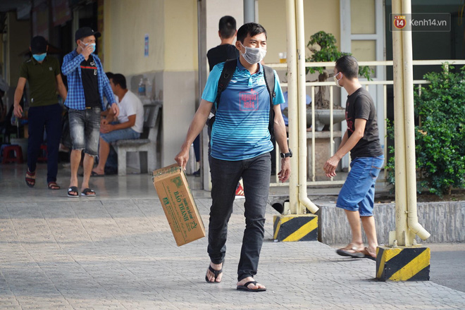 Ảnh: Người dân từ thành phố đổ về quê nghỉ lễ, các bến xe Hà Nội và Sài Gòn đông đúc sau thời gian giãn cách xã hội-23