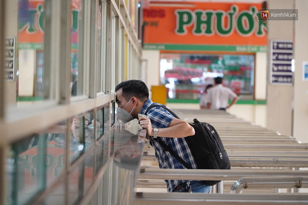 Ảnh: Người dân từ thành phố đổ về quê nghỉ lễ, các bến xe Hà Nội và Sài Gòn đông đúc sau thời gian giãn cách xã hội-24
