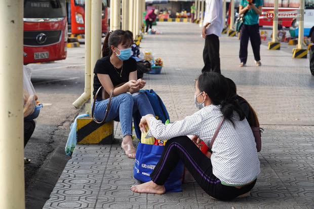 Ảnh: Người dân từ thành phố đổ về quê nghỉ lễ, các bến xe Hà Nội và Sài Gòn đông đúc sau thời gian giãn cách xã hội-25