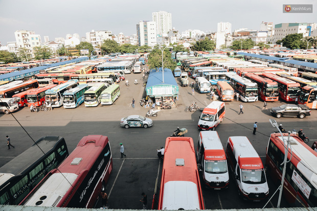 Ảnh: Người dân từ thành phố đổ về quê nghỉ lễ, các bến xe Hà Nội và Sài Gòn đông đúc sau thời gian giãn cách xã hội-29