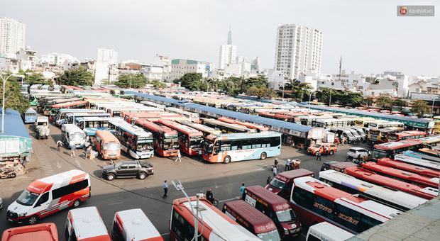 Ảnh: Người dân từ thành phố đổ về quê nghỉ lễ, các bến xe Hà Nội và Sài Gòn đông đúc sau thời gian giãn cách xã hội-30