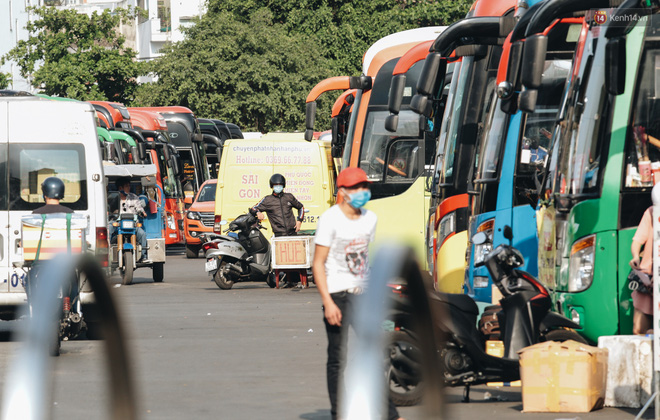 Ảnh: Người dân từ thành phố đổ về quê nghỉ lễ, các bến xe Hà Nội và Sài Gòn đông đúc sau thời gian giãn cách xã hội-32