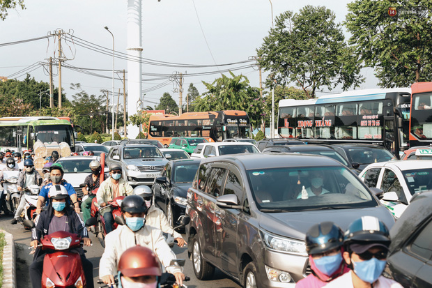 Ảnh: Người dân từ thành phố đổ về quê nghỉ lễ, các bến xe Hà Nội và Sài Gòn đông đúc sau thời gian giãn cách xã hội-34