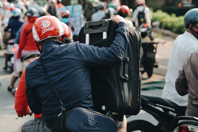 Ảnh: Người dân từ thành phố đổ về quê nghỉ lễ, các bến xe Hà Nội và Sài Gòn đông đúc sau thời gian giãn cách xã hội-35