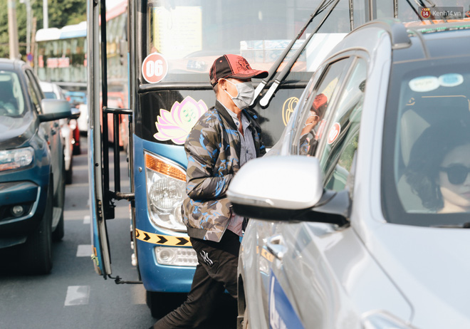 Ảnh: Người dân từ thành phố đổ về quê nghỉ lễ, các bến xe Hà Nội và Sài Gòn đông đúc sau thời gian giãn cách xã hội-36