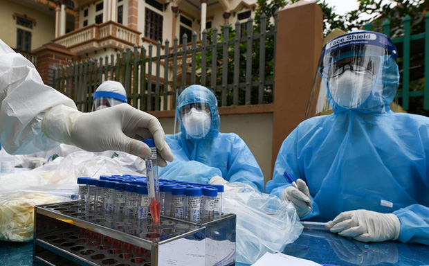 Diễn biến mới nhất về 3 ca bệnh nặng Covid-19: Bác gái bệnh nhân 17 đã vượt qua giai đoạn khó khăn, nam phi công tiến triển chậm-1