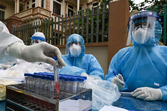 Diễn biến mới nhất về 3 ca bệnh nặng Covid-19: Bác gái bệnh nhân 17 đã vượt qua giai đoạn khó khăn, nam phi công tiến triển chậm