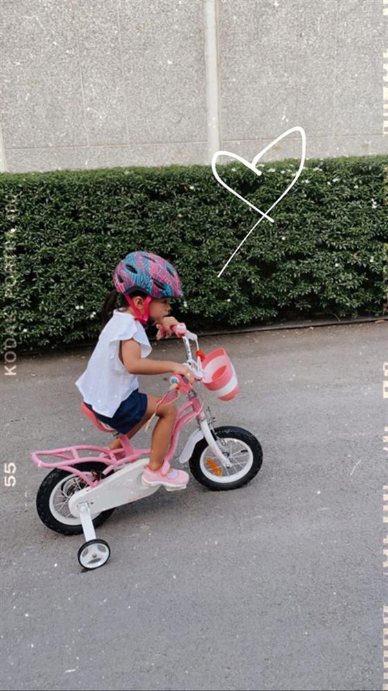 Khoe khoảnh khắc dạy con gái đạp xe, Hà Tăng tiết lộ góc cận mặt và thái độ tập luyện của cô chiêu” nhà hào môn!-2