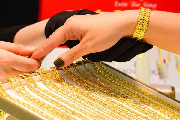 Giá vàng hôm nay 1/5, Mỹ kiên định bơm tiền, vàng tăng giá-2