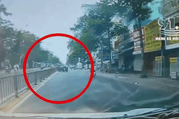 CLIP: Ô tô tông vào dải phân cách xoay ngang đường, chiếc xe máy đi ngay sau càng gây chú ý