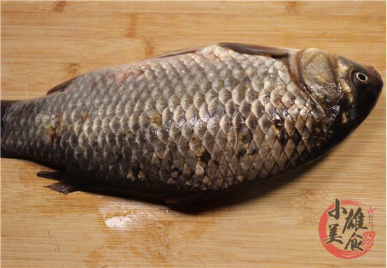 Scale fish without using a knife, use a household utensil for quick and clean scaling-1