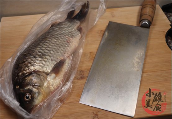 Scale fish without using a knife, use a household utensil for quick and clean scaling-2