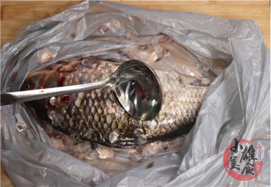 Đánh vảy cá đừng chỉ dùng dao, thêm một dụng cụ trong nhà sẽ nhanh, sạch không sợ đứt tay-4