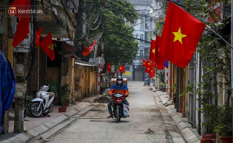 Phố phường Hà Nội rực rỡ cờ hoa dịp lễ 30/4-3