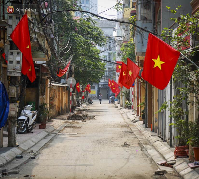 Phố phường Hà Nội rực rỡ cờ hoa dịp lễ 30/4-5