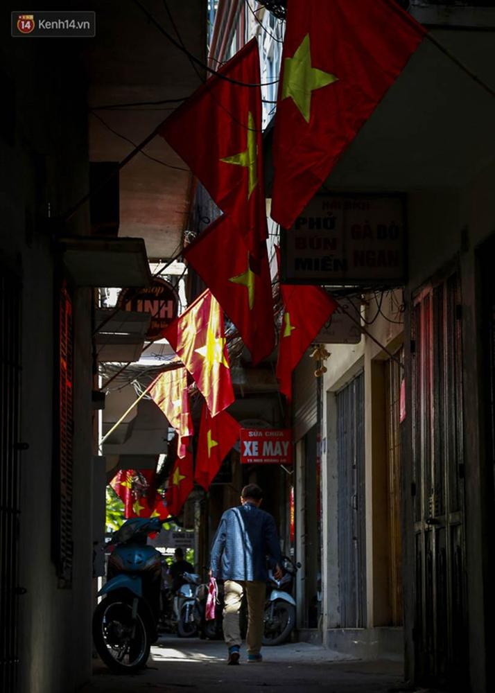 Phố phường Hà Nội rực rỡ cờ hoa dịp lễ 30/4-6