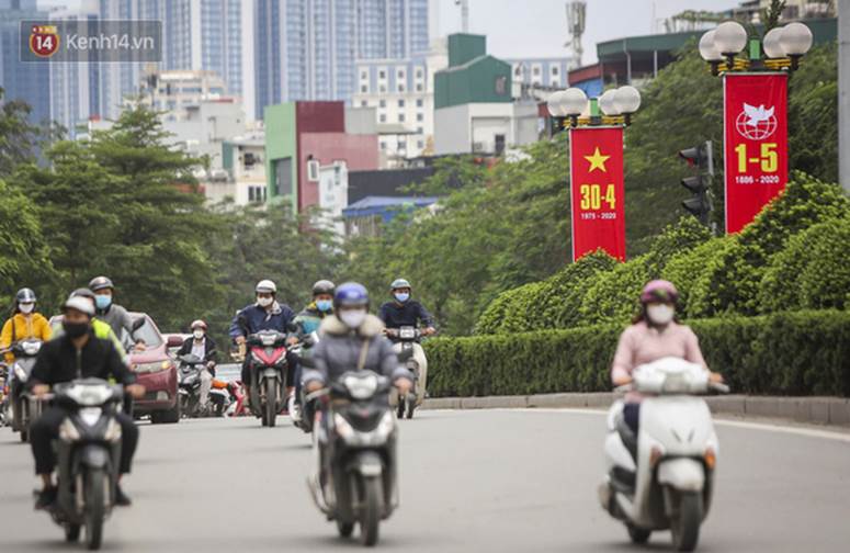 Phố phường Hà Nội rực rỡ cờ hoa dịp lễ 30/4-7