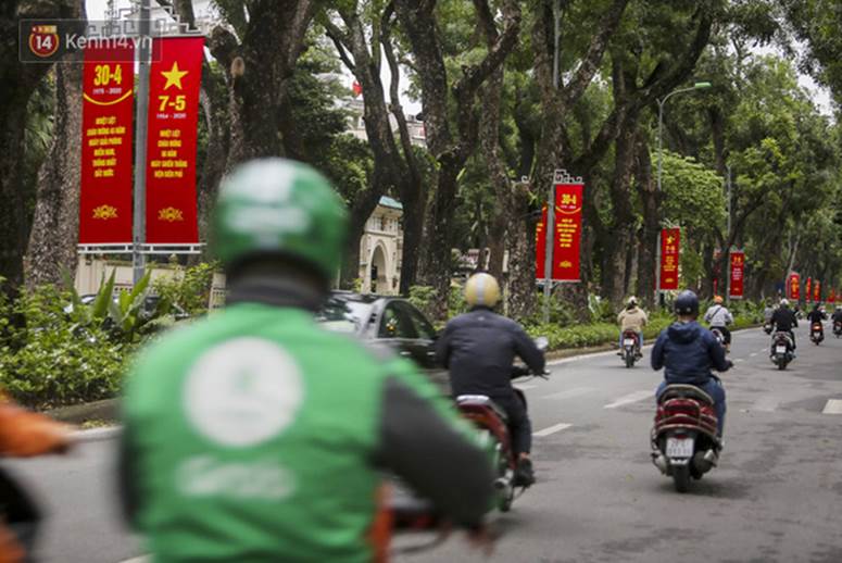 Phố phường Hà Nội rực rỡ cờ hoa dịp lễ 30/4-9