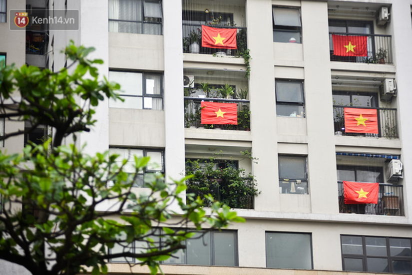 Phố phường Hà Nội rực rỡ cờ hoa dịp lễ 30/4-12