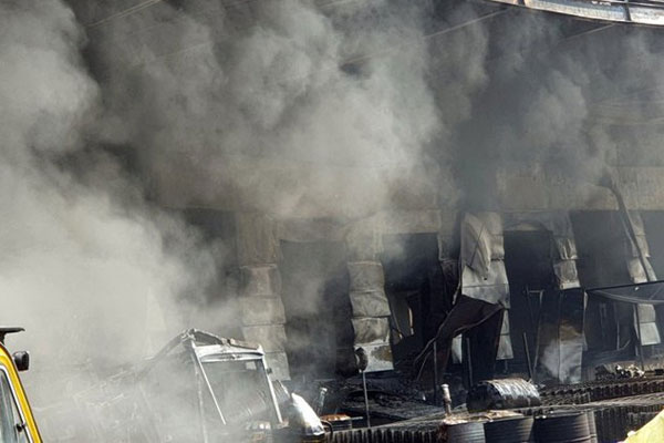 Hỏa hoạn thiêu rụi kho hàng khổng lồ 1,1 triệu m2 của Amazon ở Mỹ-4