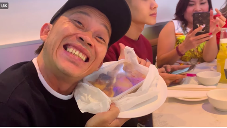 Hoài Linh và Quyền Linh chính là 2 nhân vật ăn uống giản dị nhất showbiz Việt, bữa cơm nào cũng toàn đạm bạc với cá mắm-2