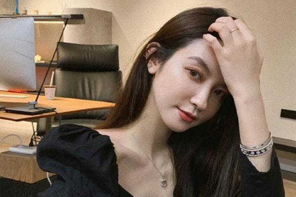 Tuesday nổi tiếng nhất Trung Quốc khoe nhẫn đánh dấu chủ quyền trong khi vợ hợp pháp xóa sạch ảnh chồng: Phải chăng hôn nhân của chủ tịch Taobao đã kết thúc?-8