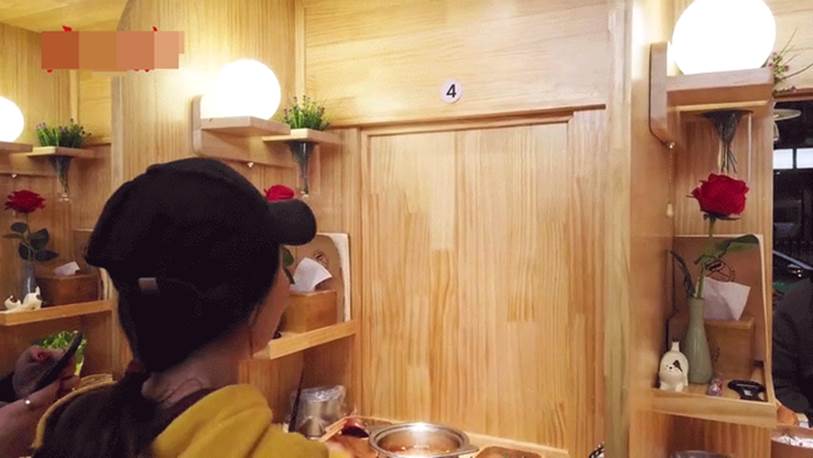 Cô gái bức xúc vì đi ăn lẩu ở nhà hàng nổi tiếng bị nhân viên thái độ” thối gần 500k bằng xấp tiền lẻ, ai ngờ dân mạng lại chỉ ra điểm không thể chấp nhận được-1