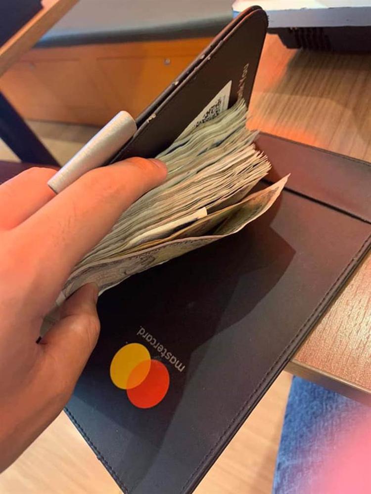 Cô gái bức xúc vì đi ăn lẩu ở nhà hàng nổi tiếng bị nhân viên thái độ” thối gần 500k bằng xấp tiền lẻ, ai ngờ dân mạng lại chỉ ra điểm không thể chấp nhận được-2