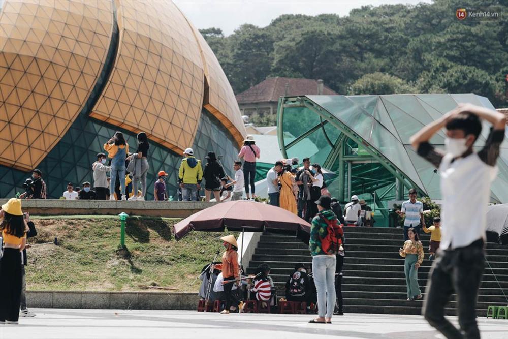 Đà Lạt đông nghịt khách từ sáng 30/4, hàng nghìn người xếp hàng vào các khu du lịch để vui chơi-1